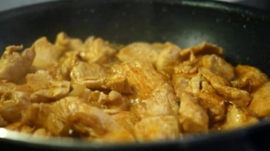 Tavada körili tavuk pişirmek. ,