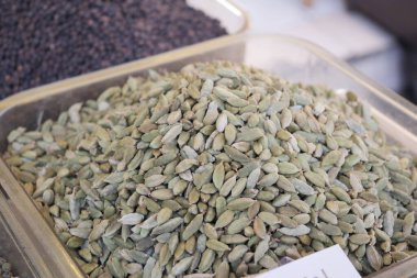 Yeşil kakule tohumu yığını,