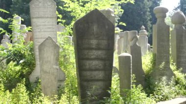 Türkiye İstanbul 19 Mayıs 2023. Osmanlı 'nın mezarlıktaki tarihi mezar taşları, 