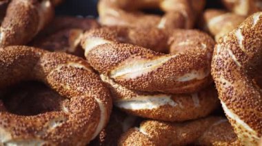 Türk Simit 'i minibüste satıyor ,