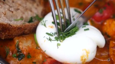 Taze otlu leziz haşlanmış yumurta, çıtır tost ve tavada doğranmış domates sosu..