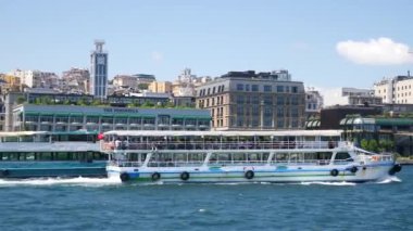 Türkiye İstanbul 18 Temmuz 2023. Boğaz 'da nakliye feribotu. Feribot yolcu taşır..