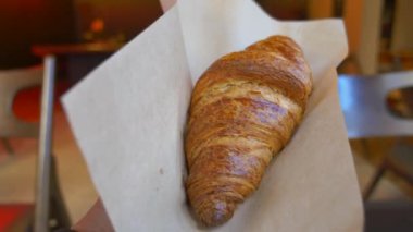 Elle yapılan pov çekimi taze pişmiş kruvasan .