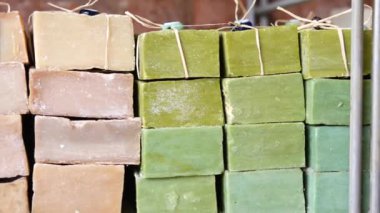 Üstünde nazar boncukları olan bir yığın sabun.