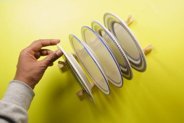 Sarı zemin üzerinde yuvarlak kase ya da seramik tabak ,