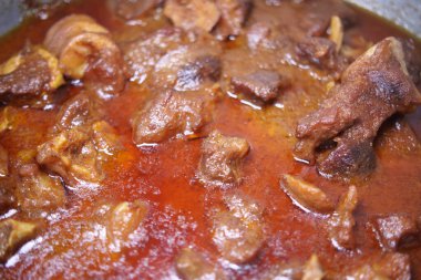 Masadaki kasede geleneksel Hint körili kuzu eti..