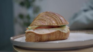 Tütsülenmiş tavuklu sandviç..