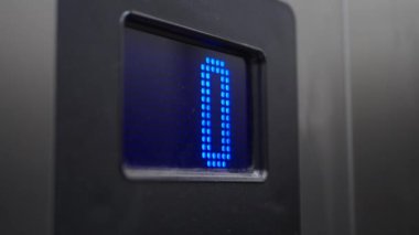 bir asansörde ekranda elektronik numara görüntüsü .