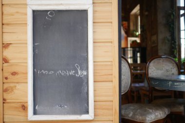 Boş tahta maketi dışarıda, kafenin önünde duruyor. .