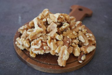 Masadaki tabakta ceviz ,