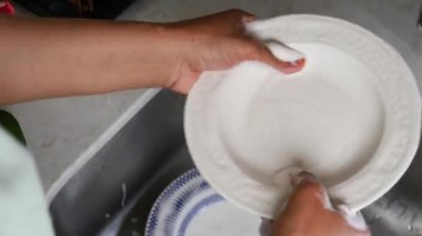 Bir tabağı yıkarken elimin arkadan görünüşü 