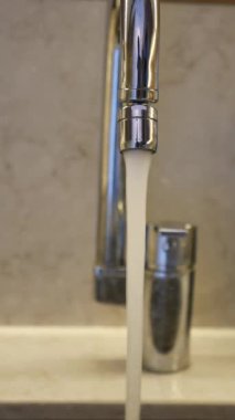 Musluktan akan su ağır çekimde .