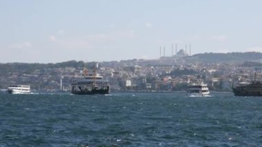 İstanbul 'daki İstanbul Boğazı' ndan feribot kalkıyor. .