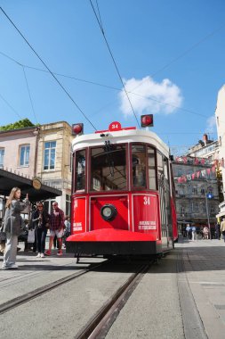 Türkiye İstanbul 12 Mayıs 2023. Taksim Meydanı 'nda nostaljik kırmızı tramvay.