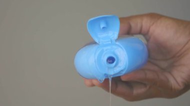 El şampuanı açık gri arka planda