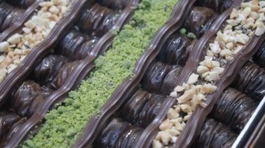 Dükkanda sergilenen siyah çikolata şekeri ,