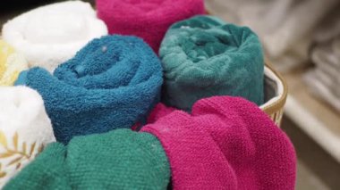 Havlularla dolu ahşaptan yapılmış bir depo sepeti..