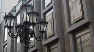 Binalarla çevrili zarif sokak lambası. 