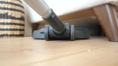 Kanepenin altındaki elektrik süpürgesinin kapanışı. Hardtoreach bölgelerinin iyice temizlendiğini gösteriyor.