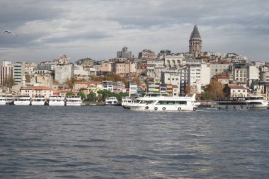 Hindi İstanbul 23 Haziran 2023. Galata Kulesi önündeki İstanbul Limanı 