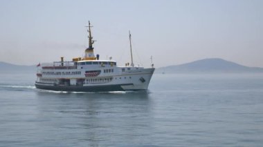 Türkiye İstanbul 18 Temmuz 2023. Boğaz 'da nakliye feribotu. Feribot yolcu taşır..