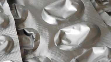 Masadaki su toplayıcı hapları kapat. .