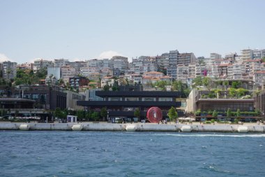 Türkiye istanbul 19 Haziran 2023. Galataport İstanbul. Yürüyen insanlarla Galataport manzarası.