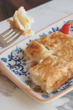 Geleneksel Türk Mutfağı Pastaları tabakta borek ,