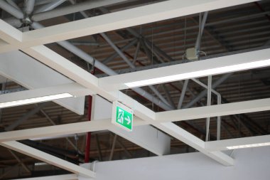 Bir binanın içindeki acil çıkış kapısı. .