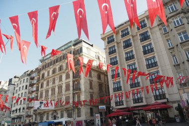 Türk ulusal bayrağının caddede asılı duran düşük açılı görüntüsü.