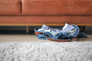 Kot pantolonlar yere düştü..