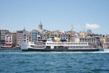 Hindi İstanbul 23 Haziran 2023. Galata Kulesi önündeki İstanbul Limanı 