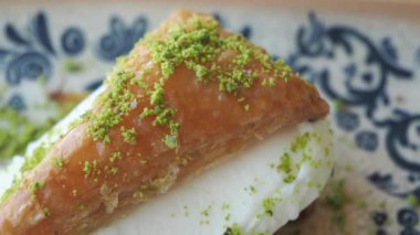 Fıstık ezmeli ve kremalı lezzetli baklava yakın plan, tatlı için mükemmel..