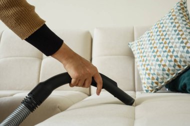  Kadınlar el temizleme koltuğunu çamaşır yıkama temizleyicisiyle temizler..