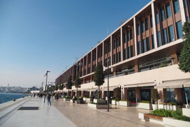 Türkiye istanbul 19 Haziran 2023. Galataport İstanbul. Yürüyen insanlarla Galataport manzarası.