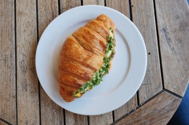 Tütsülenmiş tavuklu sandviç..