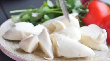 Arka planda fesleğenli ve domatesli mozzarella peynirinden yüksek kaliteli yakın çekim..