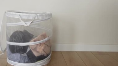 Eski giysiler çöp kutusuna atıldı. Kıyafetlerin imha ve geri dönüşümü.