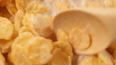 kaşık mısır gevreği ve süt karışımı. ,