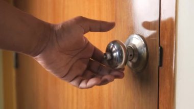 Mans Hand kapıyı kapatıyor .