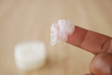 Yağ jölesi kullanarak insan elini kapat. .