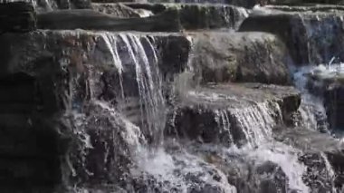  İstanbul 'daki halk parkında küçük bir şelale .