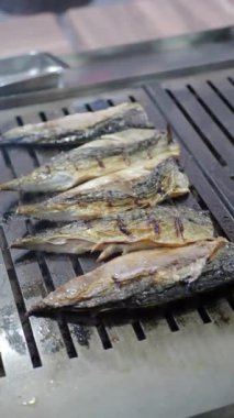 Izgarada balık pişirme ve kızartma.