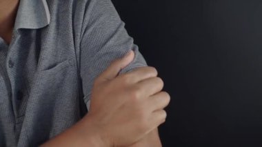 Genç adam kolunda acı çekiyor. .
