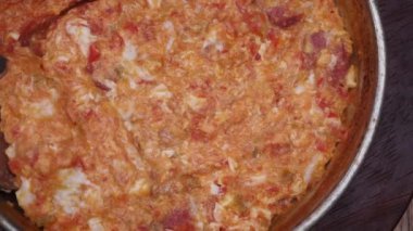 Türk Menemen omleti tavada. 