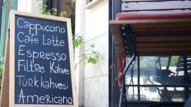 Açık havada siyah tahtada kafe menüsü .