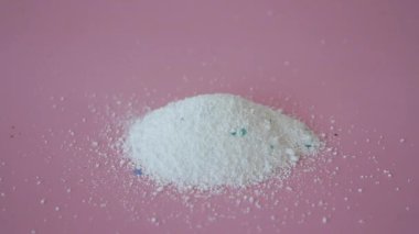 Yıkama tozu bırakmanın yavaş çekimi .