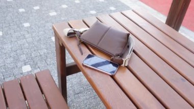 Kadın çantasını parkta bir bankta unutmuş.