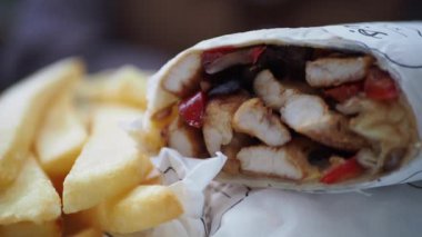 Tavuk warp ve patates cipsi masada. .