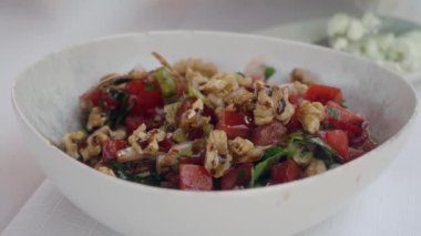 Çıtır cevizli, olgun domatesli ve yapraklı yeşil yapraklı lezzetli bir salata..